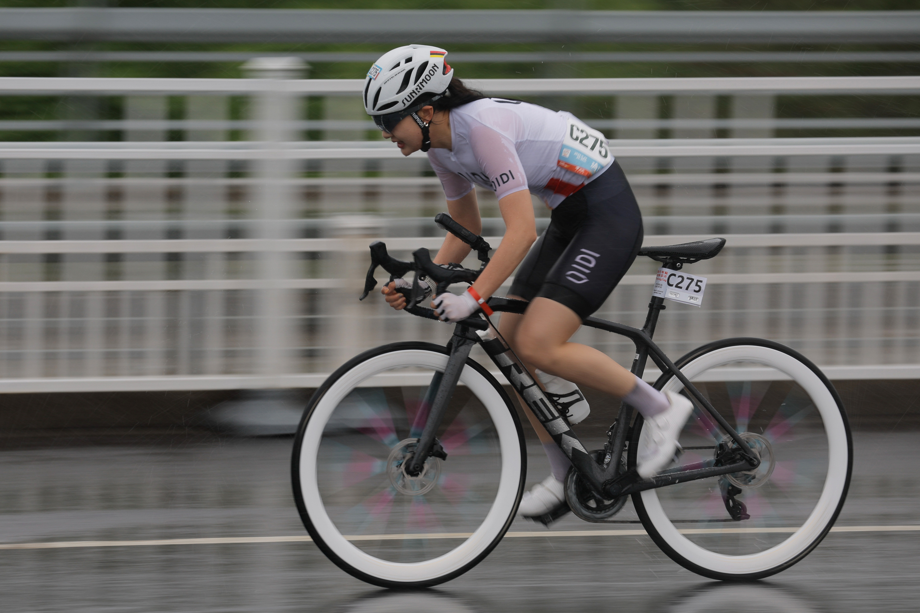 包含赛场外的温情:车手与粉丝的感人互动瞬间的词条 包含赛场外的温情:车手与粉丝的感人互动瞬间的词条