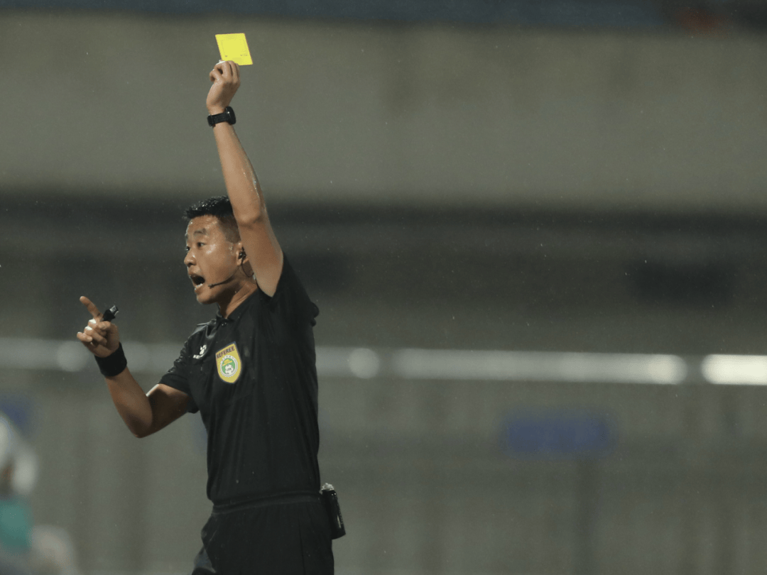 中超联赛裁判判罚尺度,引发争议! 中超联赛裁判判罚尺度,引发争议!