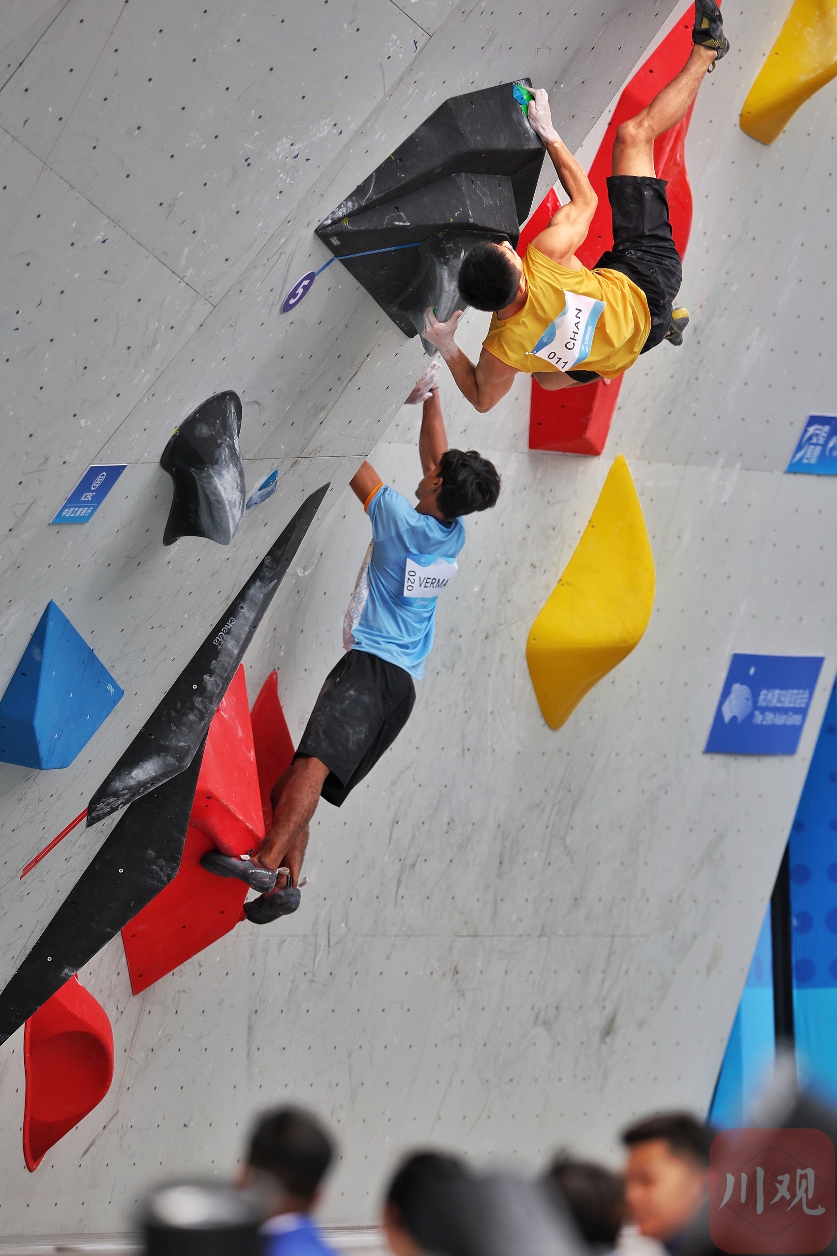 攀岩比赛！力量与技巧的考验