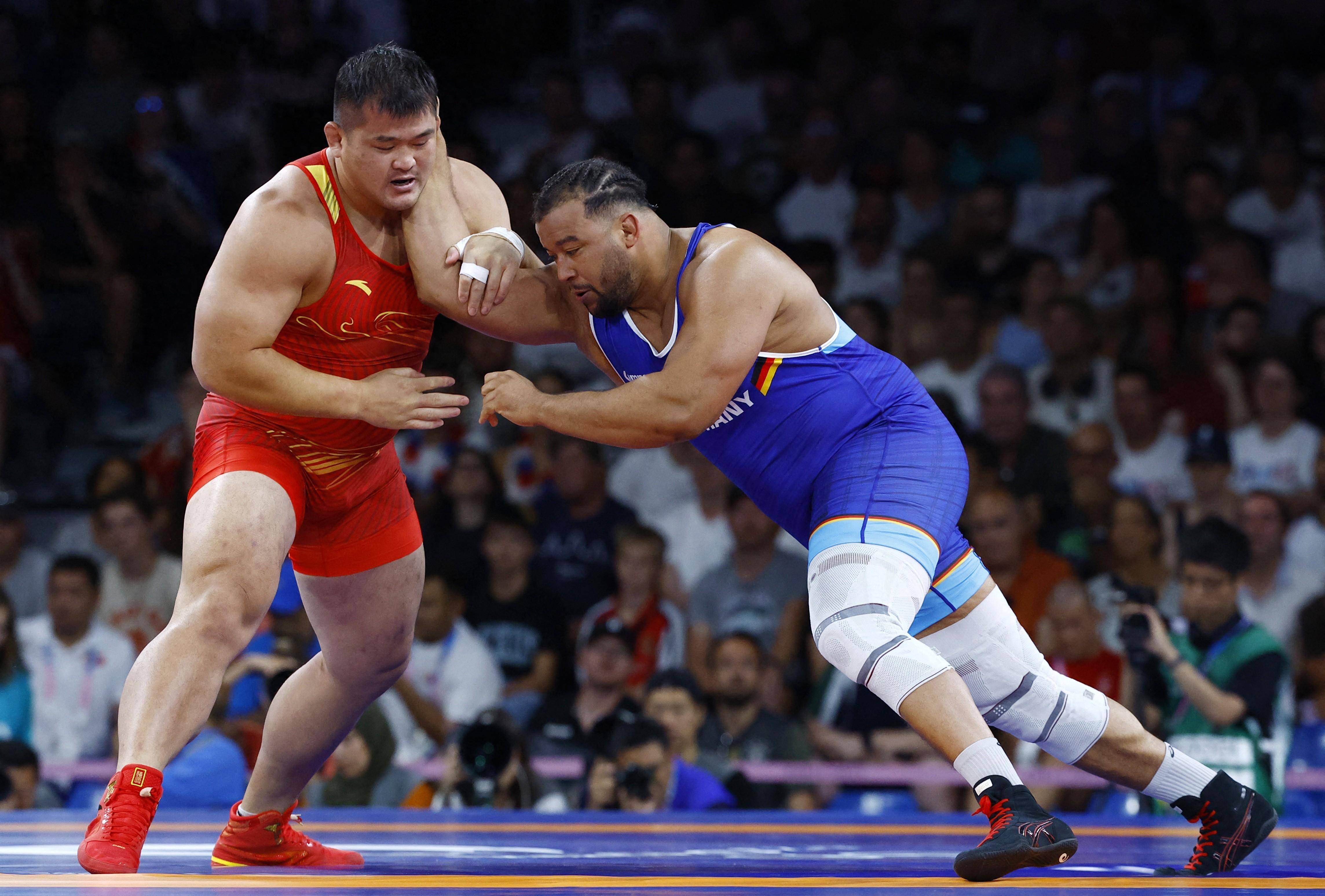 摔跤比赛!力量与技巧的较量 摔跤比赛!力量与技巧的较量