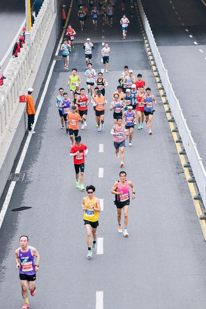 马拉松长跑!毅力与耐力的较量 马拉松长跑!毅力与耐力的较量