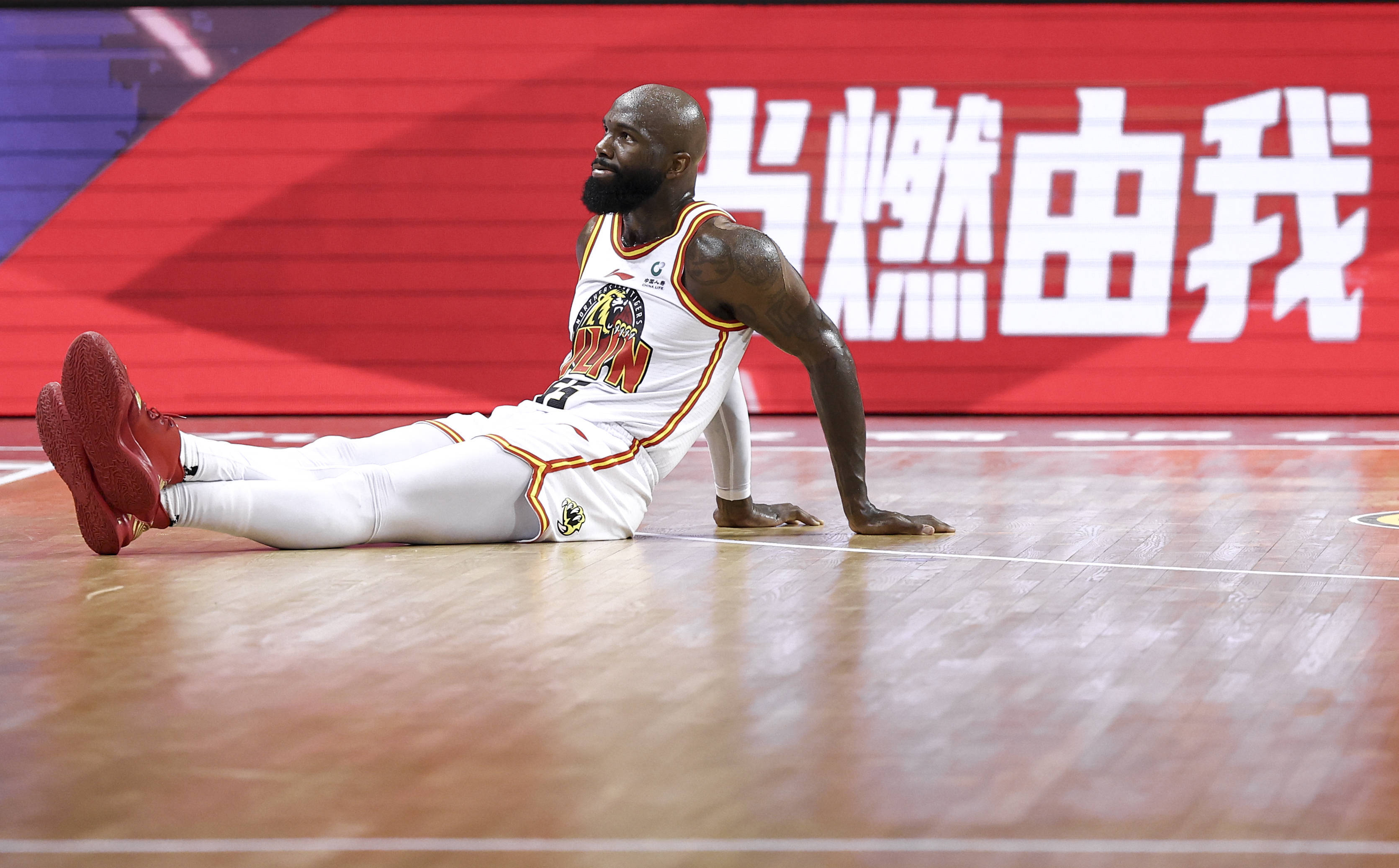 乐鱼娱乐app-CBA外援表现抢眼！带动球队进步