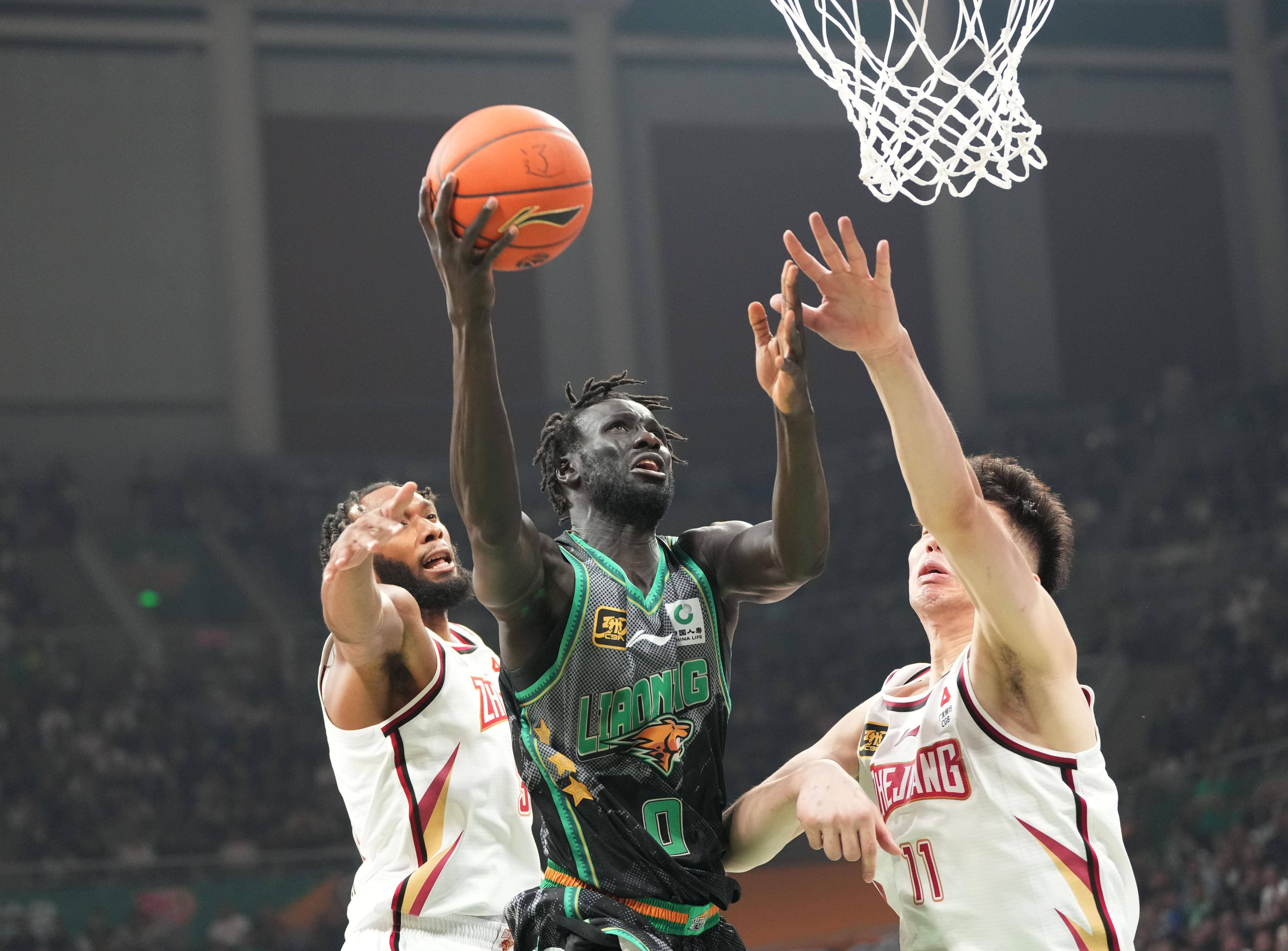 CBA外援表现抢眼!带动球队进步 CBA外援表现抢眼!带动球队进步